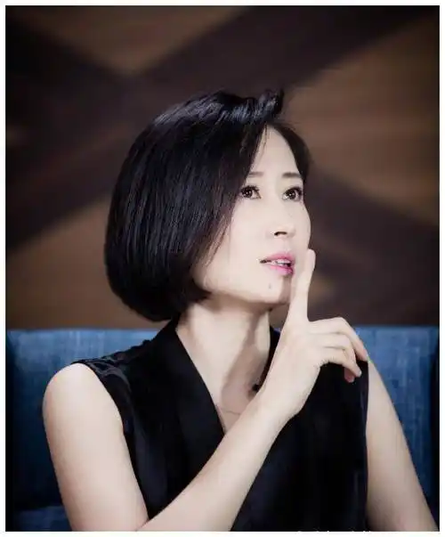 原创刘敏涛43岁还是优雅时髦波波头发型搭配黑色连衣裙优雅大气