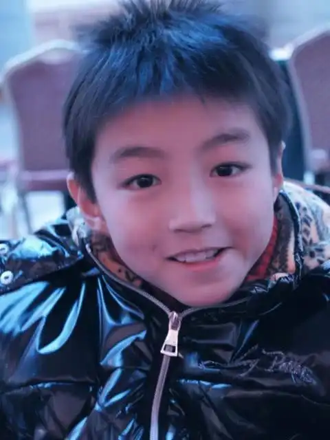 王俊凯从童年到少年的照片曝光,看到图4,网友:可爱到我了