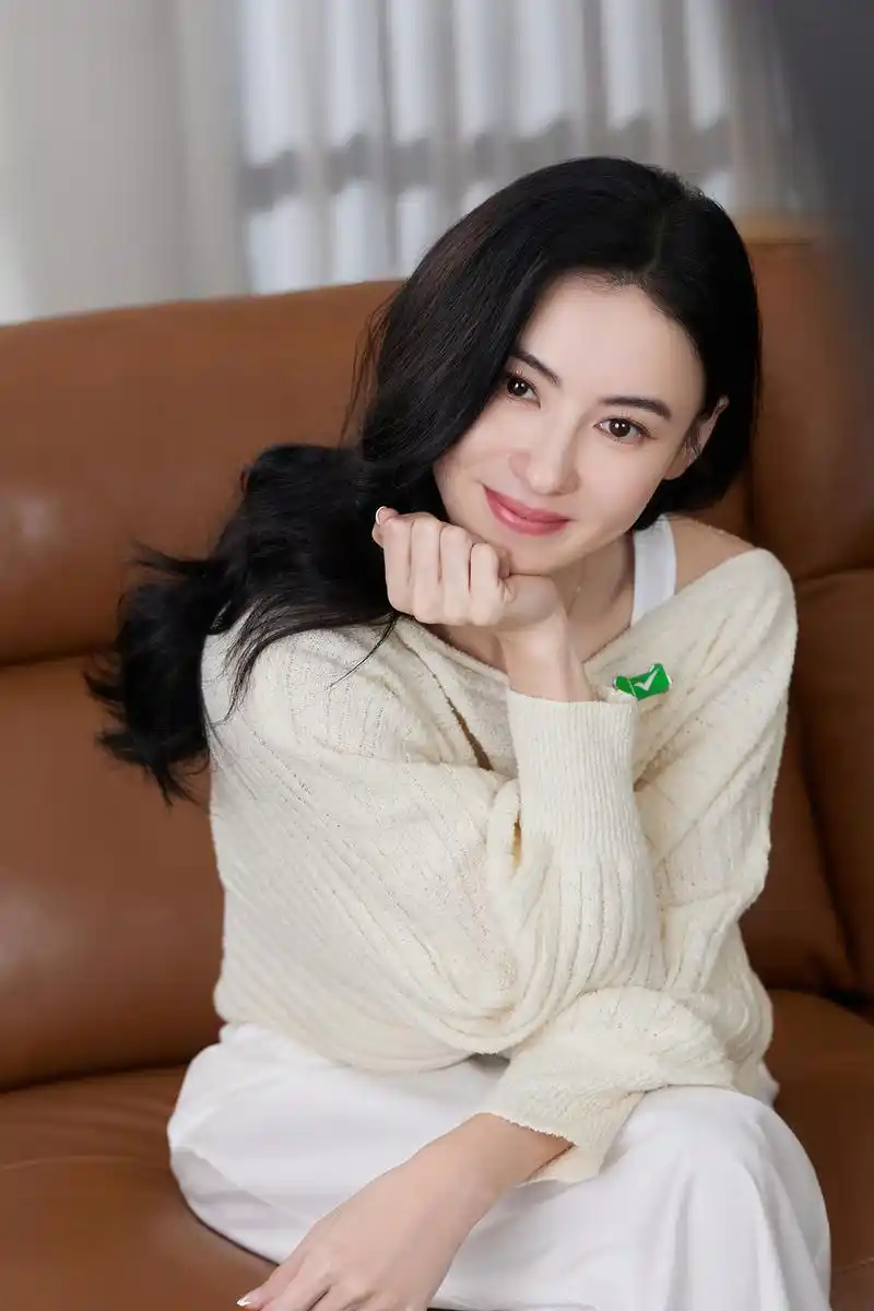 张柏芝晒自拍状态好单手测发际线引网友羡慕