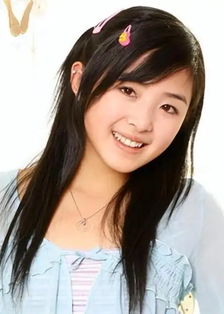 34岁张含韵体重飙至130斤,给晚辈做配宣传只能站角落!