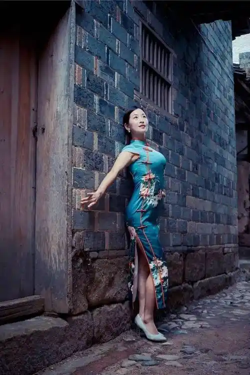 一袭旗袍,一本书,一把油纸伞,沉淀不一样的诗和远方