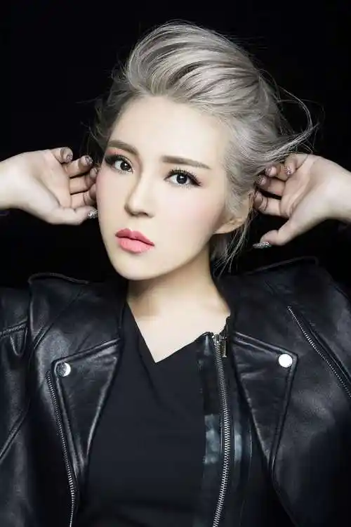 p>崔子格(queena),6月25日出生于新疆乌鲁木齐,中国内地流行女歌手