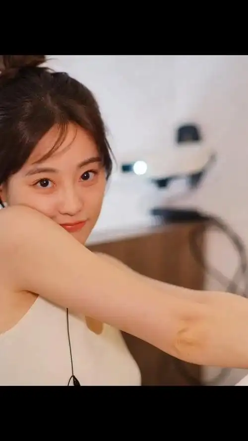 祝绪丹丸子头搭配白色背心造型又纯又欲!