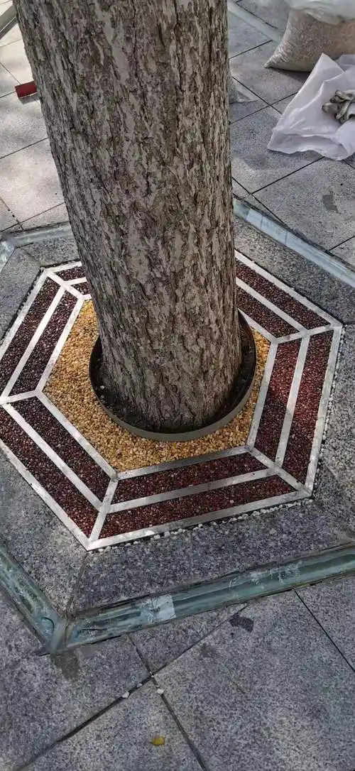 2cm厚透水胶粘石树坑石施工价格