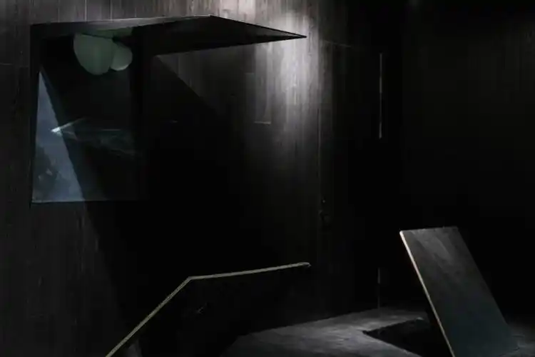 高级黑感物书店