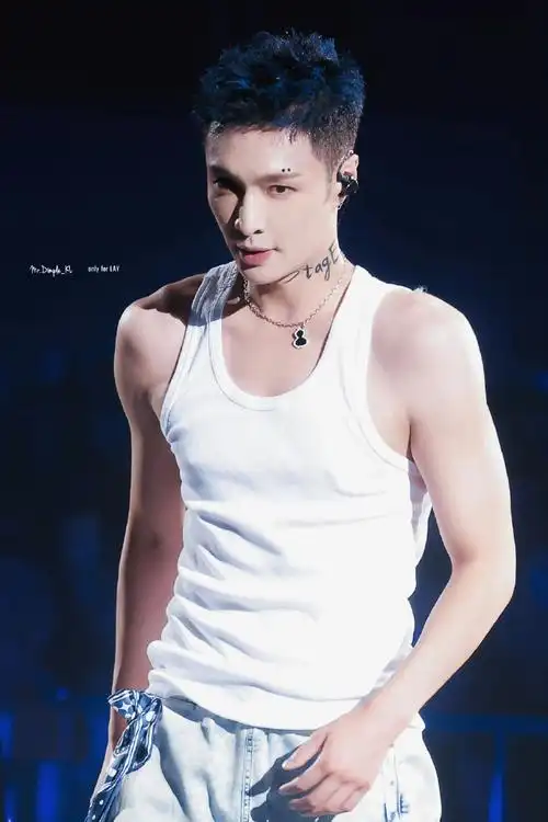 张艺兴超话|#张艺兴蓝色碎盖短发#短发造型简直man爆了,有没有?