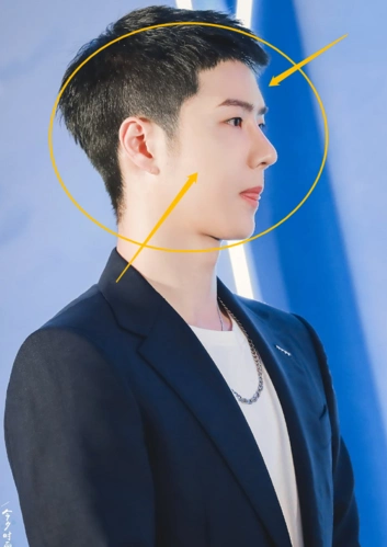 王一博金链西装活动生图短发下的脸型挺真实重要的是换了气质