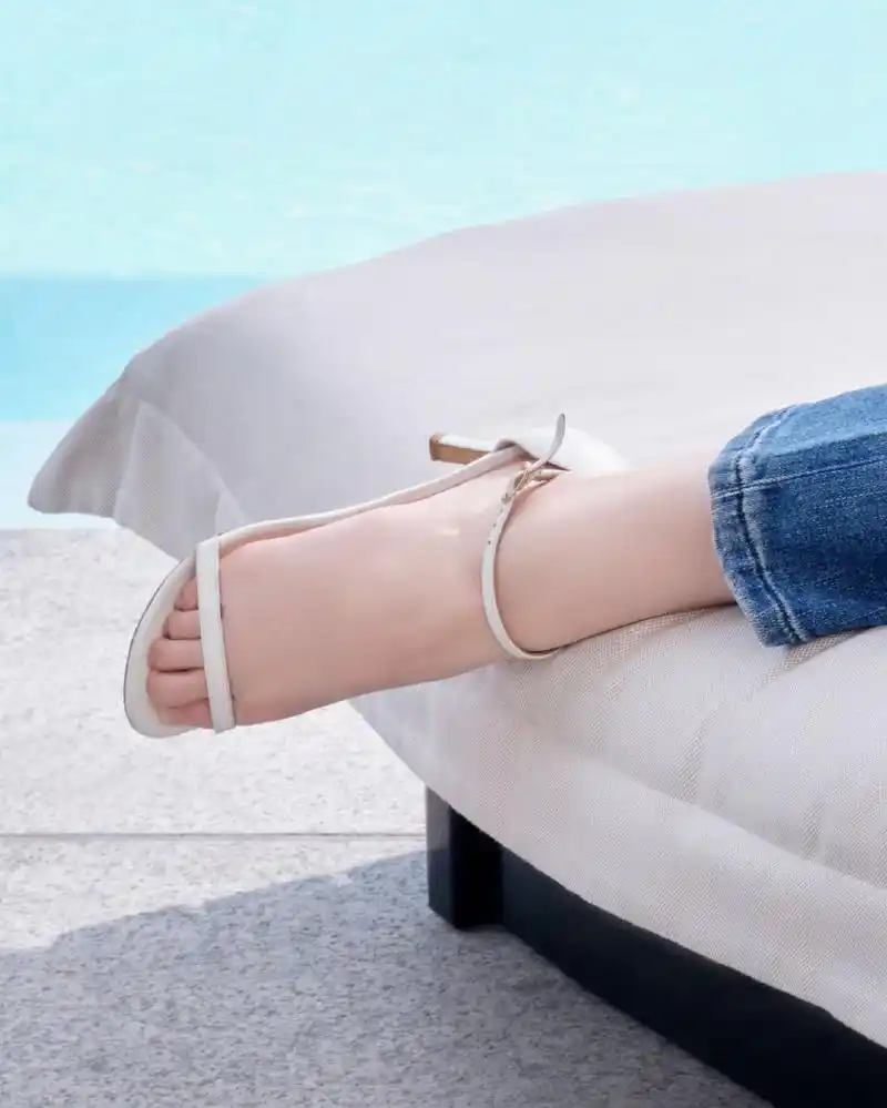 刘亦菲:37码白色一字带包后跟高跟凉鞋,银色水钻三绑带高跟凉鞋