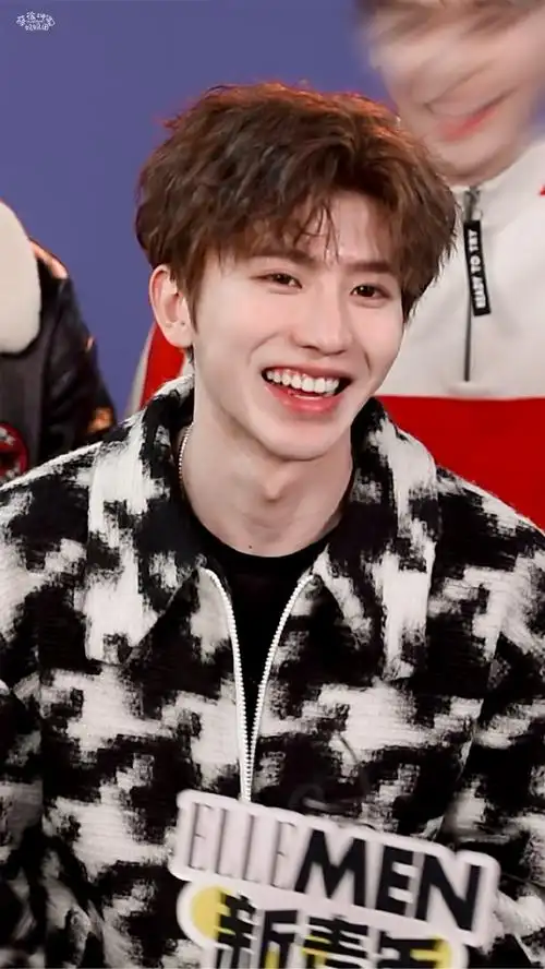 笑得好开心,好漂亮,又吐小舌头97#蔡徐坤