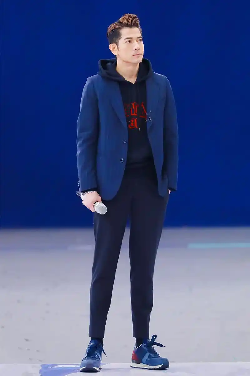 54岁郭富城看着真显年轻,简约私服时髦减龄,穿成大叔辈的教科书