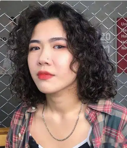 那就看看下面的几款发型,最流行的女生短烫发造型的