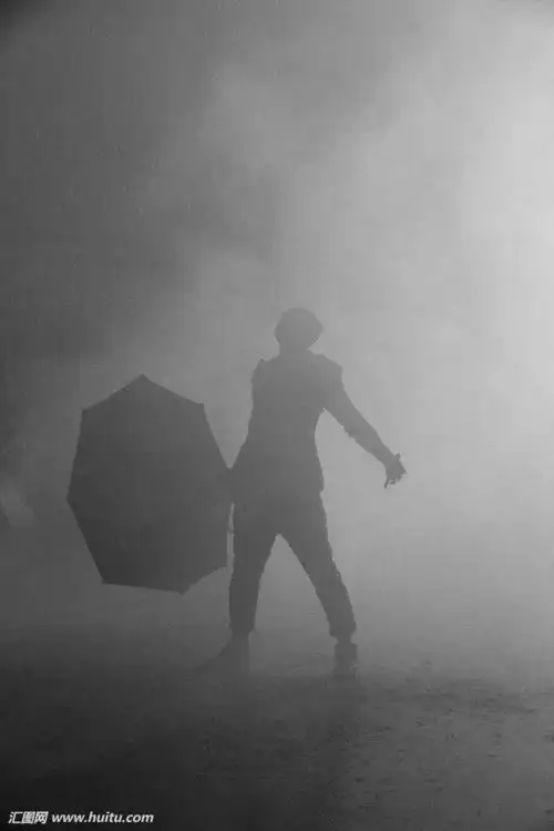 没有伞的孩子何必在雨中奔跑