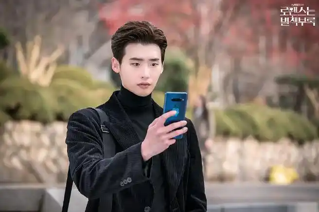 身着黑色运动服搭配灰色长裤,李钟硕正在以社会服务要员服役,将于2021