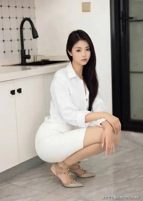 白色衬衫,包臀短裙和细跟高跟鞋,展现出清新,优雅的气质_美女_穿着
