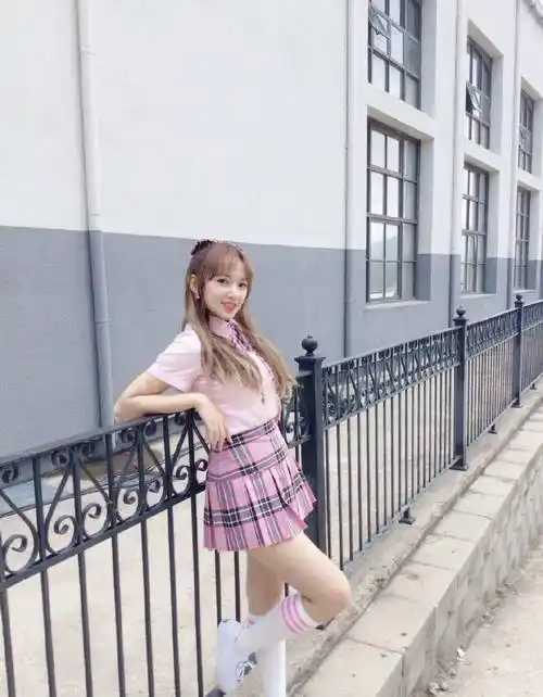 程潇粉美衬衫小短裙,腹部微凸撑满裙子,美少女忘了管理身材吗?