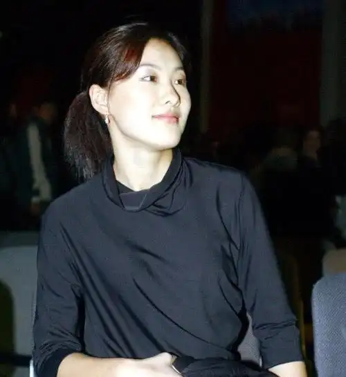 40岁伏明霞近照曝光瘦后出镜似少女66岁老公回应离婚传闻