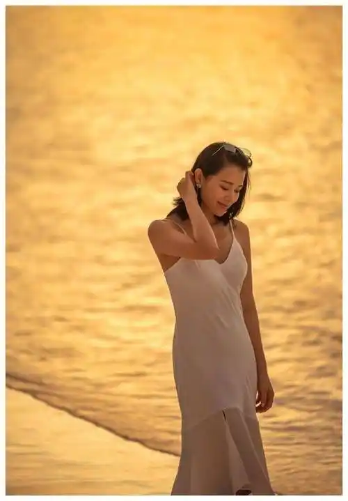 明星姐妹团游玩孙燕姿休闲泳装露长腿胡杏儿贴身吊带好身材