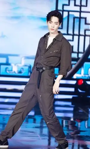 原创肖战又在释放魅力穿连体裤化身温柔小奶狗难怪女孩都着迷