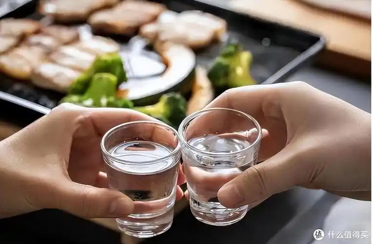 在酒桌上有三类人从不主动敬酒甚至无人敢说看你遇到过没