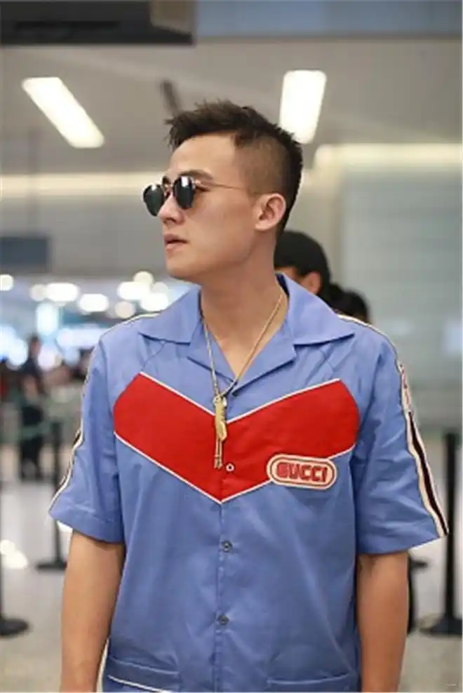 欧豪现身机场,穿蓝色衬衫留短发潮范十足,独自推行李箱帅气十足