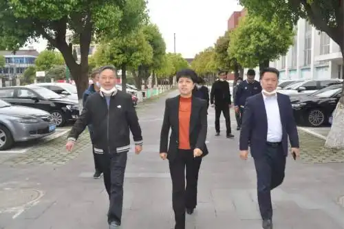 在汤建军校长的陪同下,马敏局长察看了学校的校容校貌.