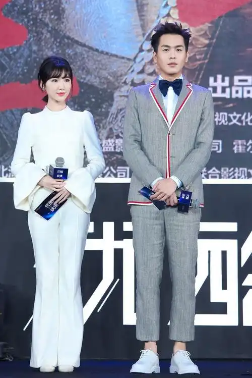 张若昀毛晓彤现身活动二十厘米身高差超萌