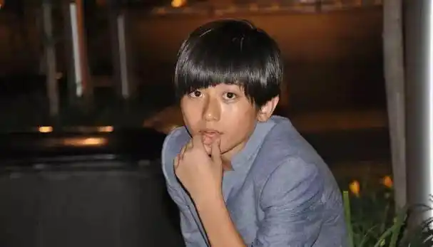 蔡徐坤小时候旅游照曝光,从小就是"吃货",脸圆被调侃憨萌