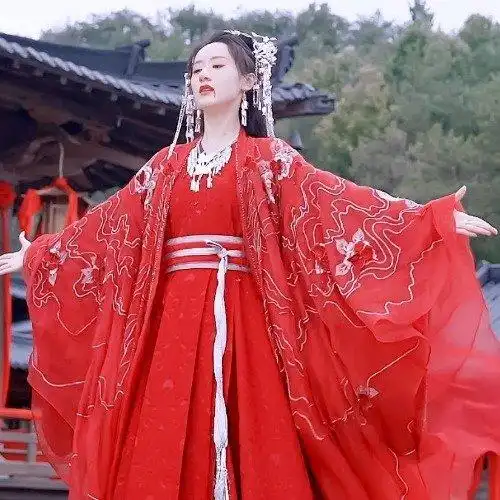 袁冰妍嫁衣战损造型