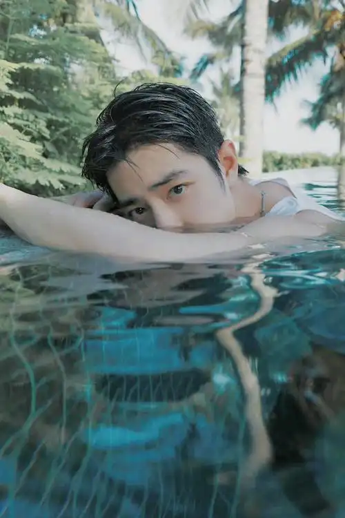 肖战泳池湿发大片,湿身诱惑,谁能不爱!
