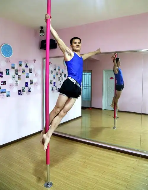 微宜昌晚年生活这么热辣60岁的宜昌男人跳钢管舞给你看