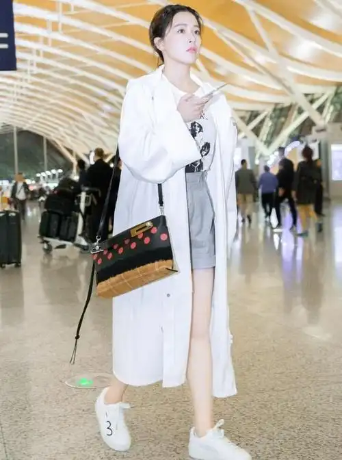 阚清子身高真的有165?西装配短裙,腿粗是硬伤!