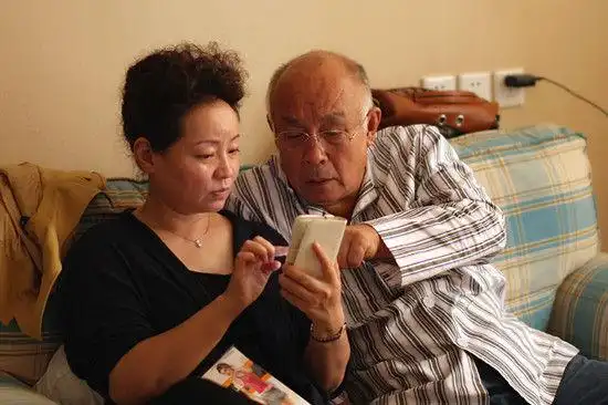 老演员许还山经历苦难笑对人生他有过两次婚姻现在很幸福