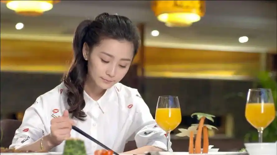 爱的阶梯:乐美被抛弃,到定情的餐馆回忆,谁知男友带着千金来了