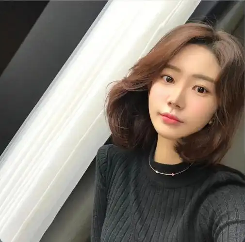 露出额头不留刘海,属于气质型的知性发型,沉稳睿智,充满成熟的韵味