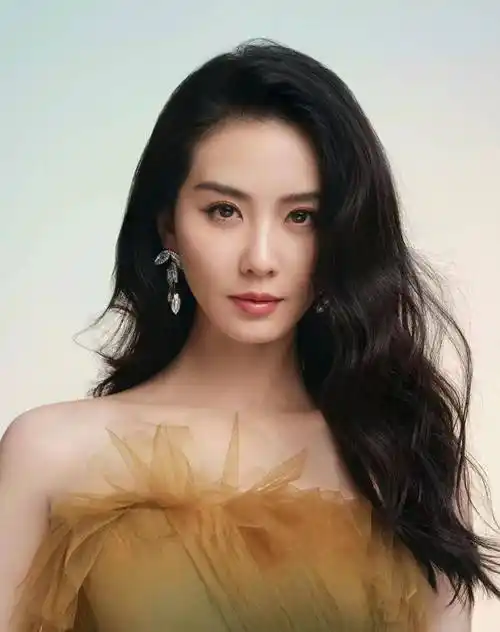 刘诗诗36岁庆生照,一袭渐变色抹胸薄纱长裙,温柔又优雅!