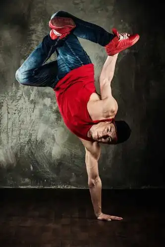 b-boy舞蹈动作图片-年轻人做制动b-boy舞蹈动作素材-高清图片-摄影照