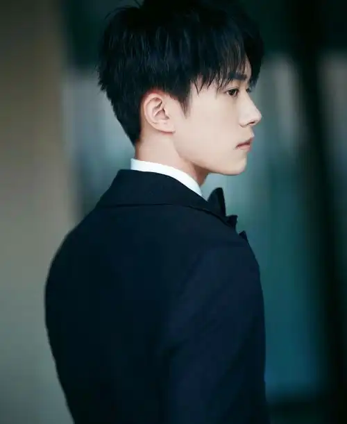 18岁的易烊千玺穿西装真是好绅士,三人中只有他的形象变化最大