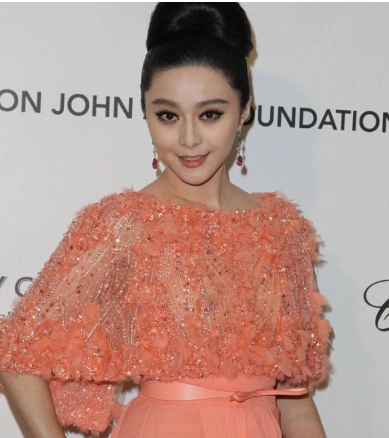 范冰冰的胸有多大?范冰冰走光露点图集真是很香艳