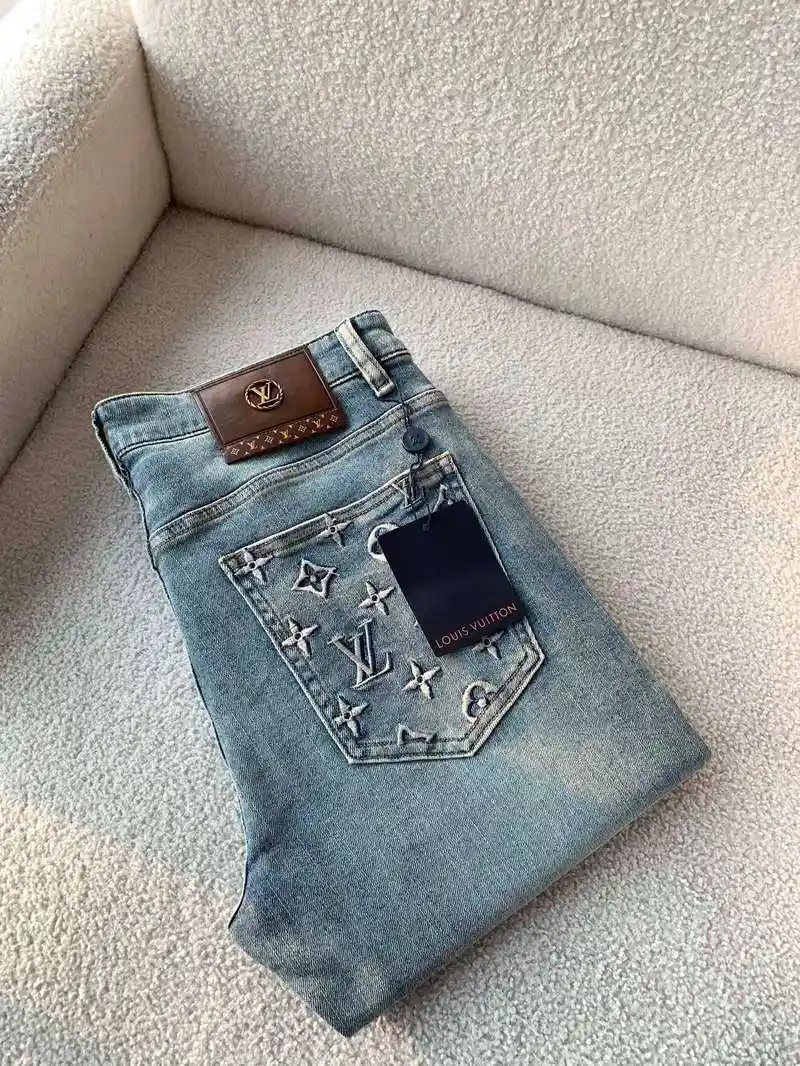 路易威登水洗牛仔裤,色泽拥有现代时尚感