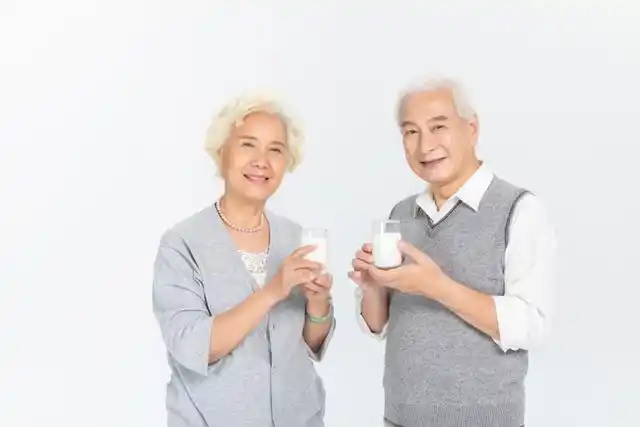 老年人喝牛奶有什么好处牛奶酸奶和奶粉哪个效果更好