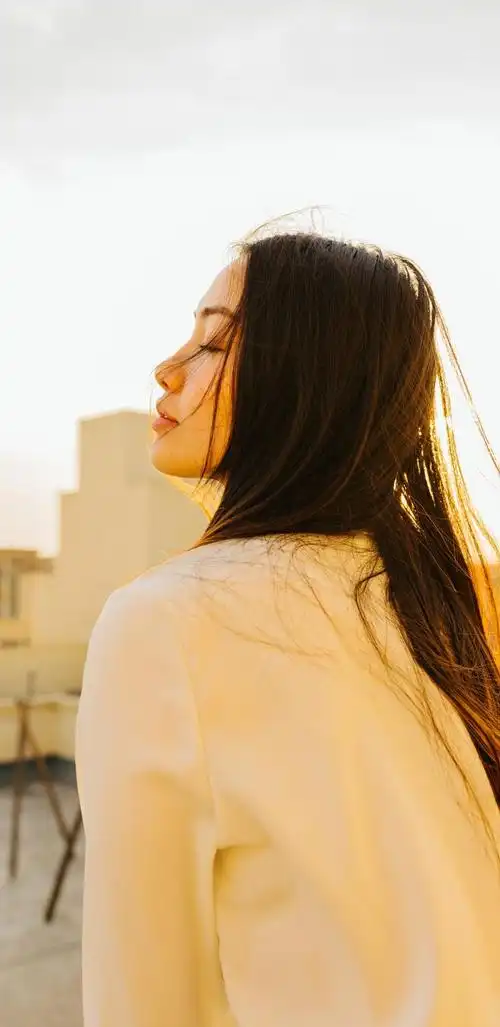 清纯气质美女迷人的侧脸,高清图片,手机锁屏桌面-壁纸族