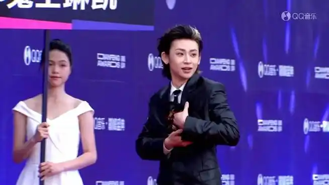 最可爱的是小鬼走红毯不光自己打扮很帅,还和小狗贴贴,各种姿势合照