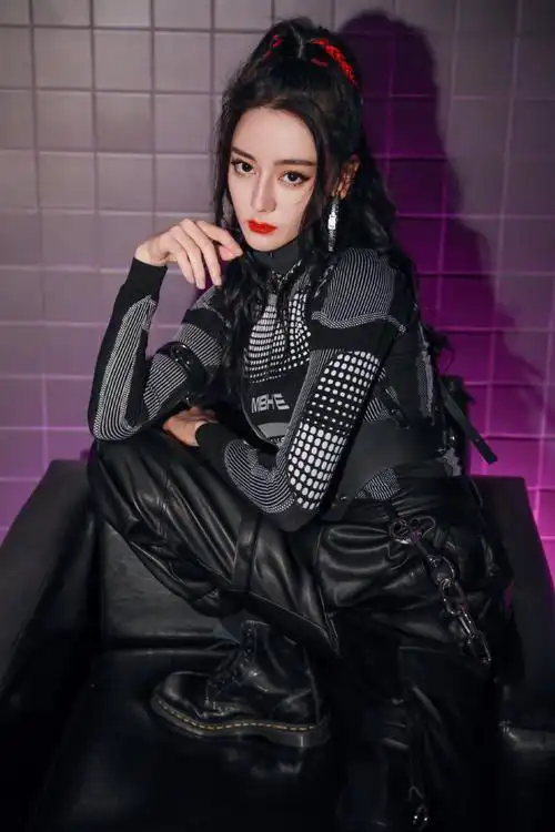 迪丽热巴太飒了,黑色皮裤套装冷酷帅气,其他风格更是轻松驾驭