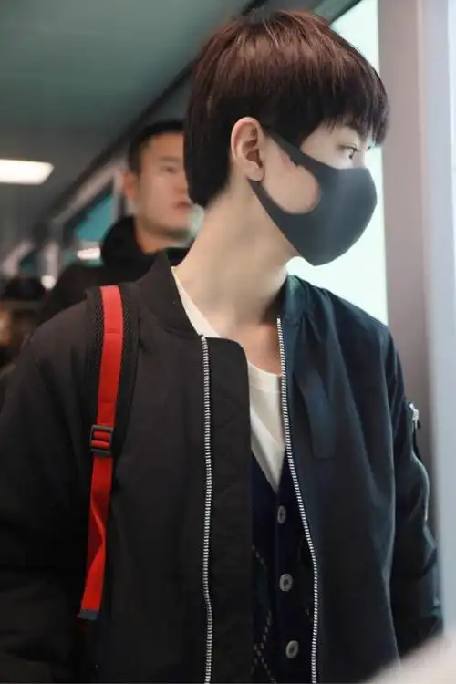 王俊凯眼睛王俊凯口罩遮面现身机场一双大眼睛真好看