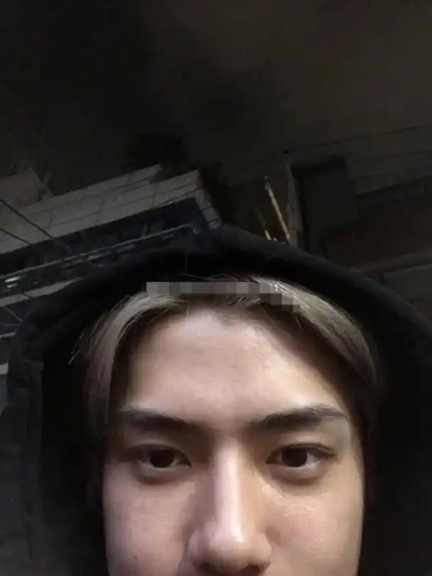 吴世勋进粉丝群被质疑街边自拍证明结果还是被踢好惨一男的