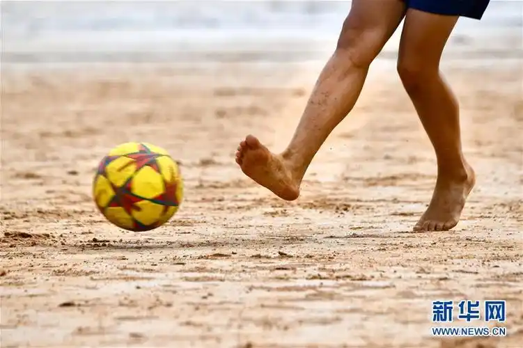 2016年起,每逢周末,寒暑假,陈龙强都会带领一群孩子在这里踢球,这里的