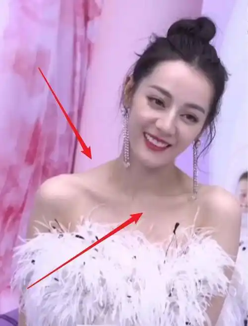 原创迪丽热巴出镜生图来了精致五官让人惊艳锁骨直角肩却更引关注