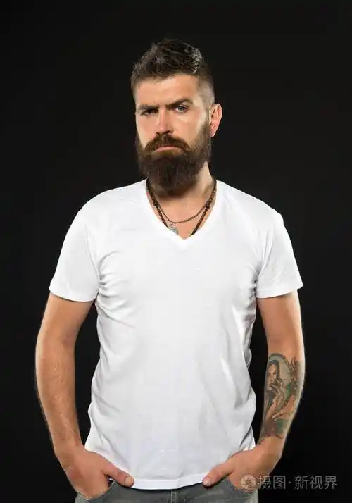 帅气时髦的男人胡子和胡子.理发师的小费可以保持胡须.