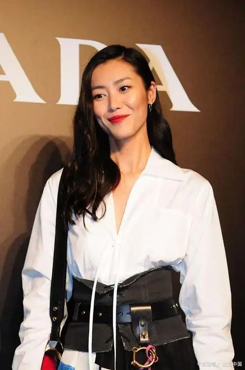超模刘雯:t台风格充满了自信和气场,她的步伐轻松自然!