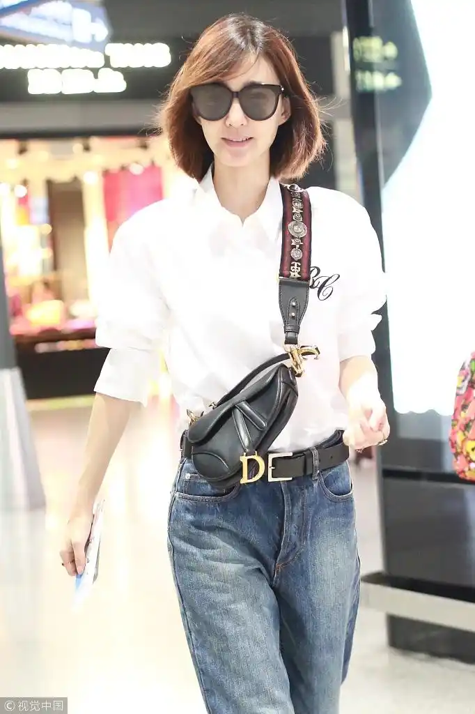 王丽坤机场着潮装亮相 纤瘦身材抢镜